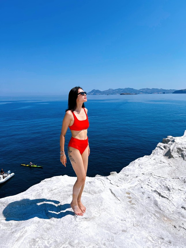 Ngô Thanh Vân diện bikini nóng bỏng bên chồng ở đảo thiên đường Milos ảnh 5