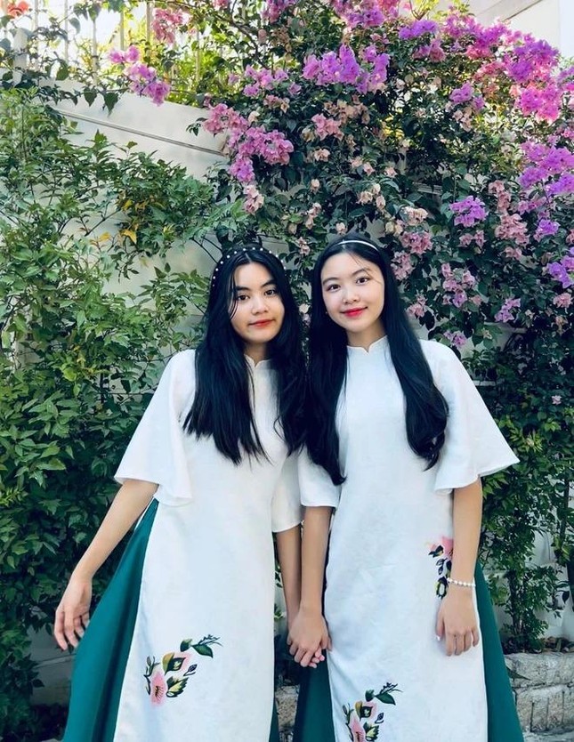 Hai con gái MC Quyền Linh được gọi là 'nữ thần đồng phục' khi bắt đầu năm học mới ảnh 3