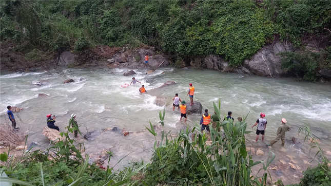 Bộ Công an điều động thêm lực lượng tìm kiếm nạn nhân vụ sạt lở đất tại Quảng Ngãi ảnh 4