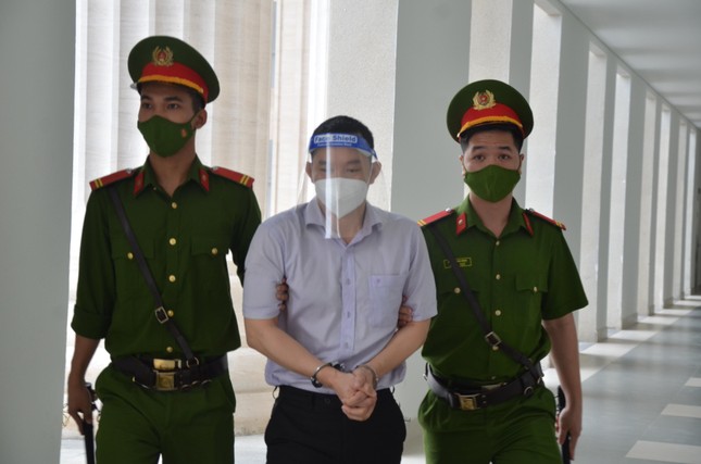 Hình ảnh dẫn giải cựu thứ trưởng Bộ Y tế Trương Quốc Cường đến tòa ảnh 4