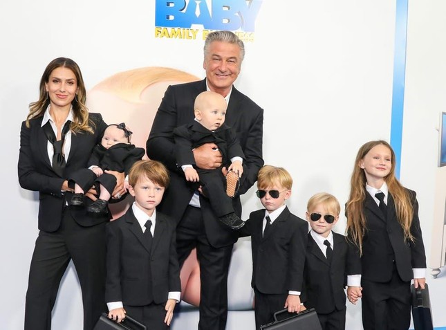 Alec Baldwin đón con thứ 8 ở tuổi 64 ảnh 3