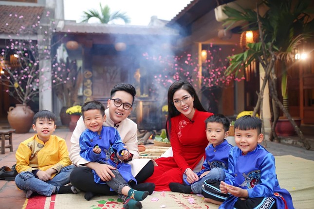 BTV Hữu Trí bật khóc nhớ gia đình khi dẫn bản tin Tết ảnh 4