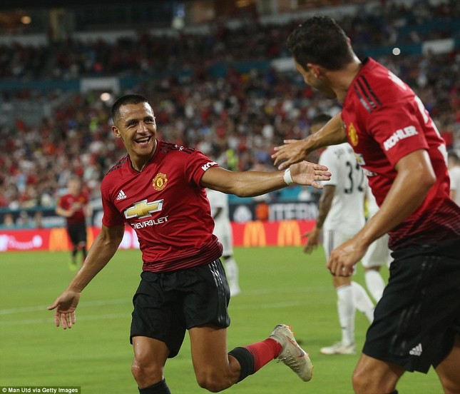 Alexis Sanchez tỏa sáng, M.U đả bại Real ảnh 1