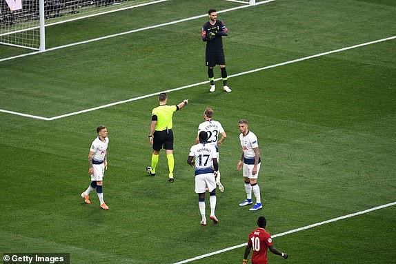Tottenham bị phạt đền oan uổng ở chung kết Champions League? ảnh 5