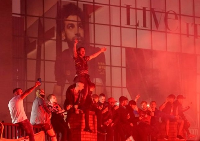 Anfield đỏ rực pháo hoa ngày Liverpool đón cúp vô địch ảnh 12