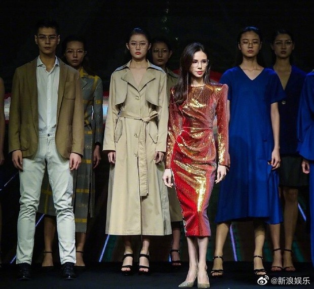 Dân mạng choáng với thân hình chuẩn siêu mẫu của Lý Nhược Đồng trên sàn catwalk ảnh 3