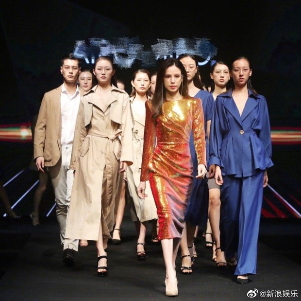 Dân mạng choáng với thân hình chuẩn siêu mẫu của Lý Nhược Đồng trên sàn catwalk ảnh 2