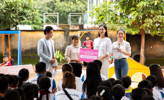 Thí sinh HHVN bật khóc khi chứng kiến bữa cơm với muối của hai bà cháu nghèo ảnh 5