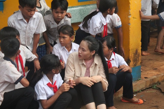 Thí sinh HHVN bật khóc khi chứng kiến bữa cơm với muối của hai bà cháu nghèo ảnh 8