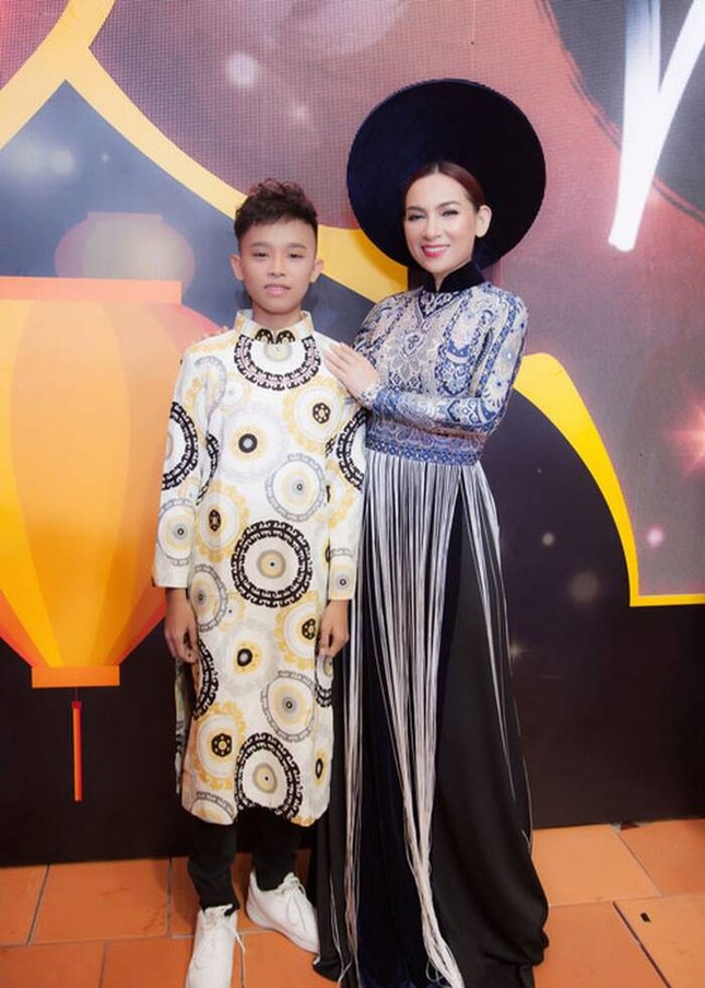 Phi Nhung buồn vì con nuôi Hồ Văn Cường, 'nhờ cộng đồng mạng dạy con' ảnh 1
