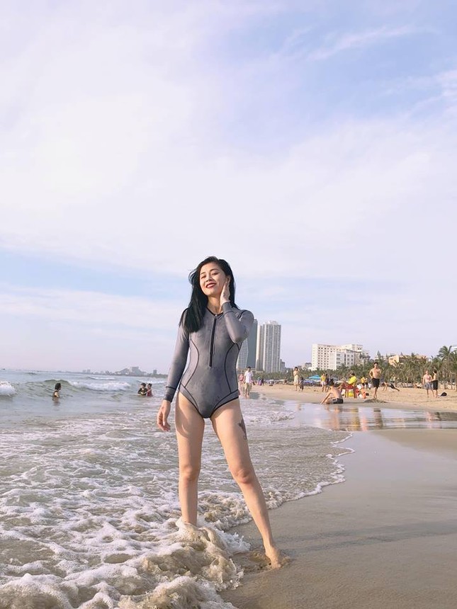 MC Hoàng Linh khoe body gợi cảm với hình xăm bông hồng 'khủng' ở đùi ảnh 4