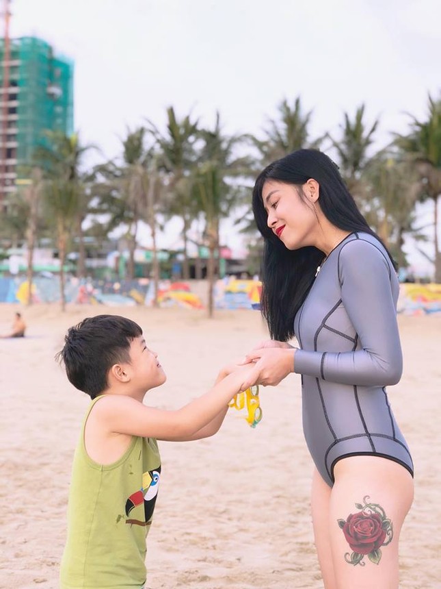 MC Hoàng Linh khoe body gợi cảm với hình xăm bông hồng 'khủng' ở đùi ảnh 5