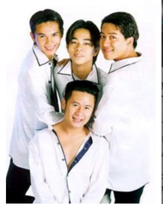 Nhiều bạn trẻ 8X đến giờ vẫn chưa quên được hình ảnh 4 chàng trai của nhóm trong trang phục giống các diễn viên Hồng Kông, biểu diễn những bản hit: 