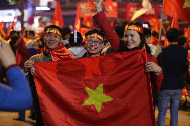 Hà Nội rợp cờ hoa trong ngày tuyển Việt Nam chiến thắng ảnh 7