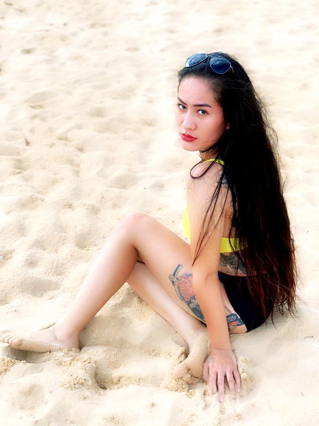 Xinh 'tiểu tam' của 'Về nhà đi con' gợi cảm với áo tắm cùng loạt hình xăm khủng ảnh 1