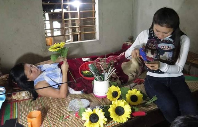 Cô gái xương thủy tinh vượt qua số phận, viết sách về cuộc đời mình ảnh 2