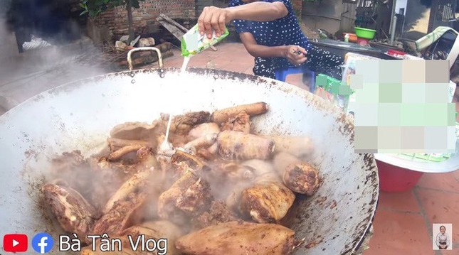 Bà Tân Vlog bị dân mạng phản ứng gay gắt ảnh 2