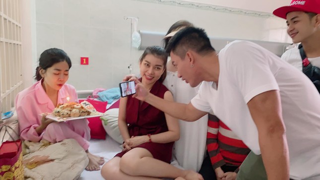 Mai Phương thổi nến đón sinh nhật trên giường bệnh ảnh 2