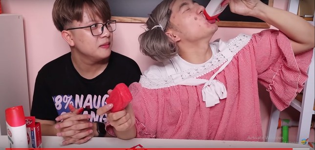 Kênh YouTube triệu view dạy trẻ ăn xà bông, uống sữa tắm gây bức xúc ảnh 2