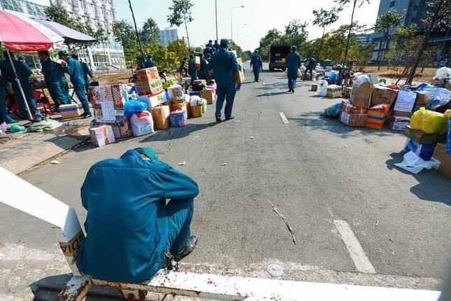 Gửi cả 'siêu thị' vào khu cách ly: Xót người nhà, ai xót các chiến sĩ dân quân? ảnh 2