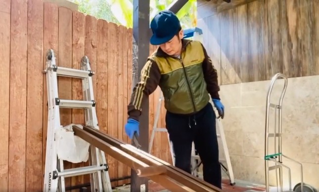 Bằng Kiều làm mộc, làm nông tại nhà ở Mỹ vì COVID-19 ảnh 2