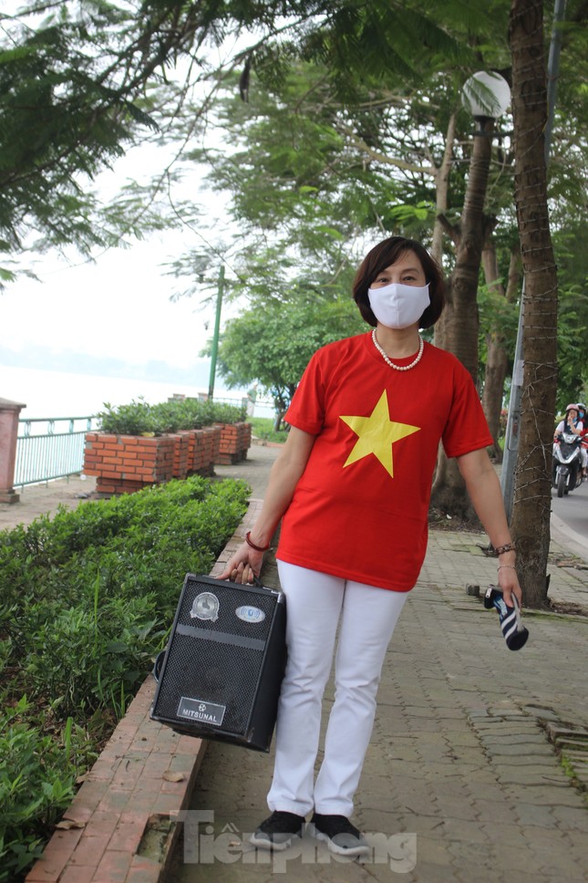 Nhiều điểm du lịch đóng cửa, người dân Hà Nội đổ ra các tuyến phố lớn dịp lễ 30/4 ảnh 14
