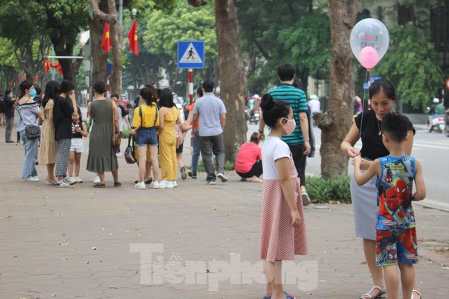 Nhiều điểm du lịch đóng cửa, người dân Hà Nội đổ ra các tuyến phố lớn dịp lễ 30/4 ảnh 9