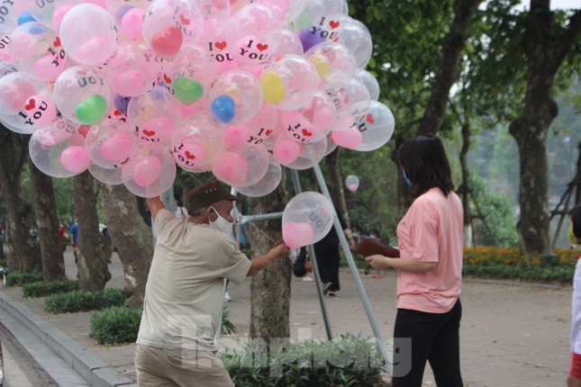 Nhiều điểm du lịch đóng cửa, người dân Hà Nội đổ ra các tuyến phố lớn dịp lễ 30/4 ảnh 12