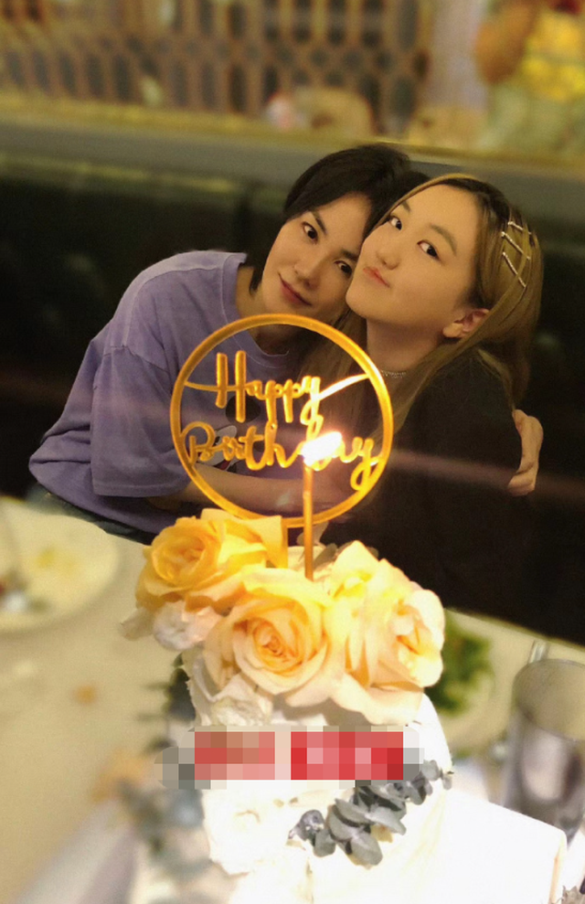 Showbiz 28/5: Hình ảnh hiếm hoi về Vương Phi gây 'sốt' ảnh 1