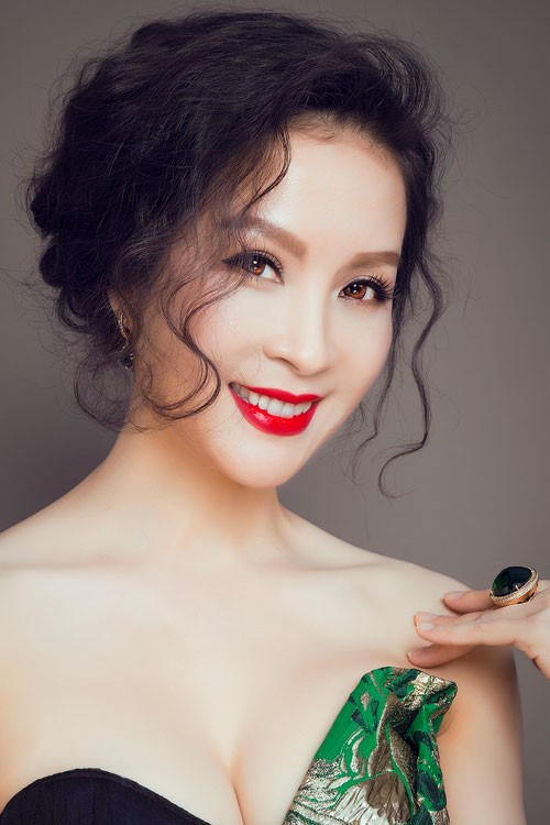 Những sao Việt vẫn đang mắc kẹt ở xứ người vì đại dịch COVID-19 ảnh 1