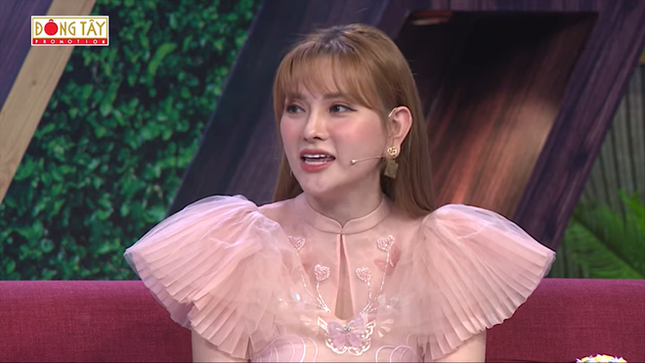 Khánh Thi trải lòng về áp lực lấy chồng trẻ là học sinh của chính mình ảnh 1
