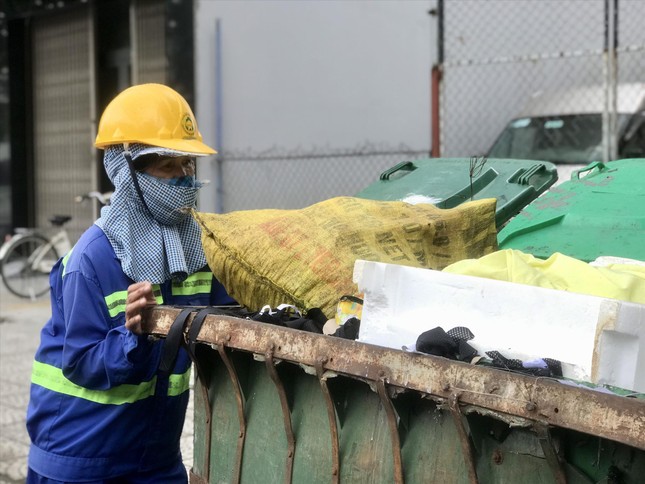 Ðể lao công được về đón giao thừa: Thay đổi thói quen dọn rác ảnh 1