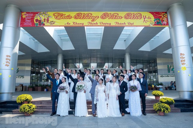 Lễ cưới đặc biệt của 20 cặp đôi nhân viên y tế ảnh 1