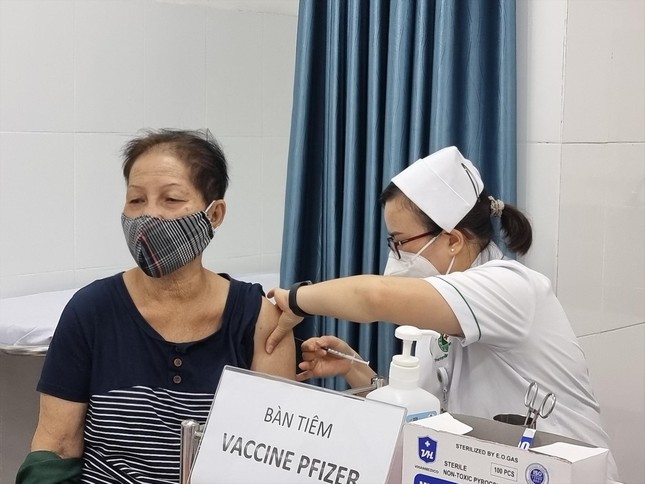 TPHCM: Nhiều bệnh viện tạm hết vắc xin COVID-19 ảnh 1