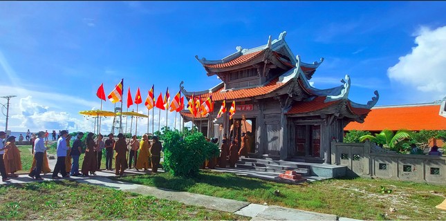 Ánh đạo vàng trên biển lớn, kỳ 2: Thăm quần thể 9 ngôi chùa Việt giữa Trường Sa ảnh 1