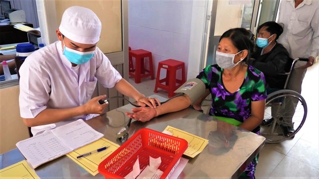 Cán bộ y tế gặp khó trăm bề ảnh 1