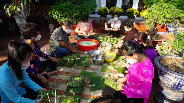 Những nghĩa cử ấm lòng người khó ảnh 1