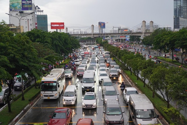 Đề xuất thu phí ô tô vào trung tâm TPHCM: Băn khoăn, lo ngại ảnh 1
