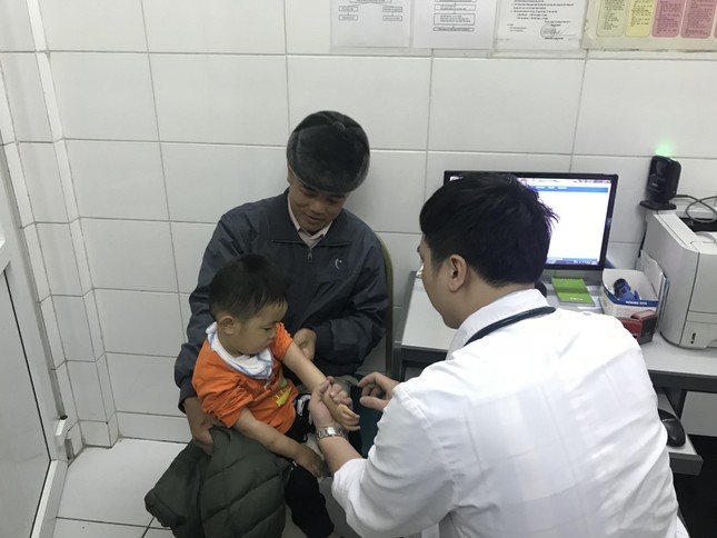 Phụ huynh phát hoảng đưa con đi xét nghiệm sán: Ai giám sát bữa ăn của trẻ? ảnh 1