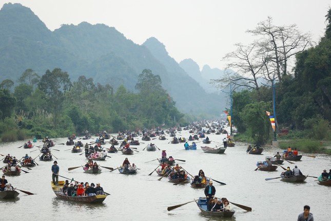 Tấp nập trẩy hội chùa Hương trong đêm ảnh 1