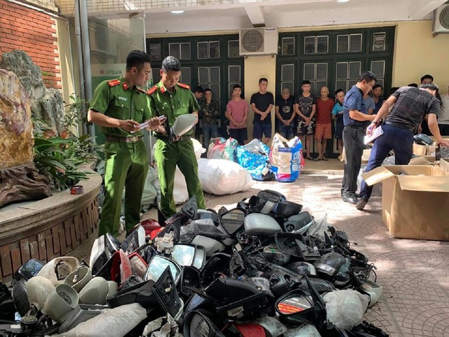 Chợ trời ở Hà Nội: Tấp nập mua bán, lấn chiếm lòng đường ảnh 1
