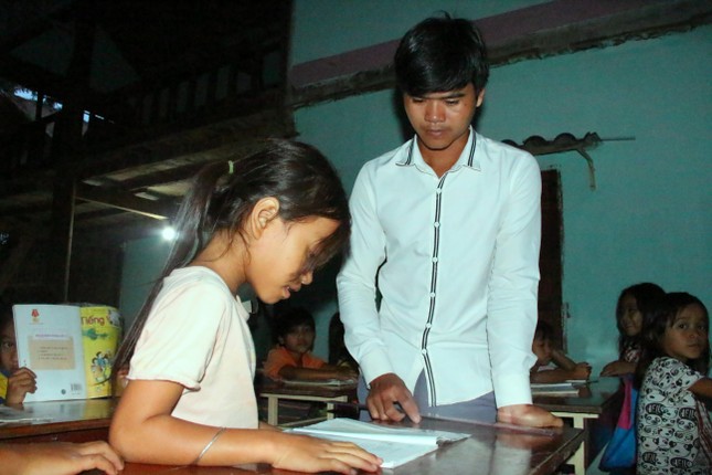 Thắp ước mơ nơi rừng thẳm: Vợ chồng Ba Na truyền cảm hứng ảnh 1