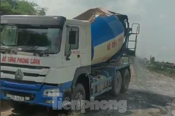 Nhan nhản trạm bê tông, bãi cát trái phép ở đoạn đê sông Hồng bị cày nát ảnh 9