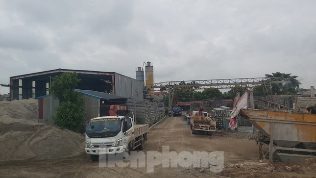 Nhan nhản trạm bê tông, bãi cát trái phép ở đoạn đê sông Hồng bị cày nát ảnh 10
