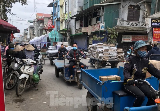 Tái diễn đám cưới dưới lòng đường ngoại thành Hà Nội ảnh 2