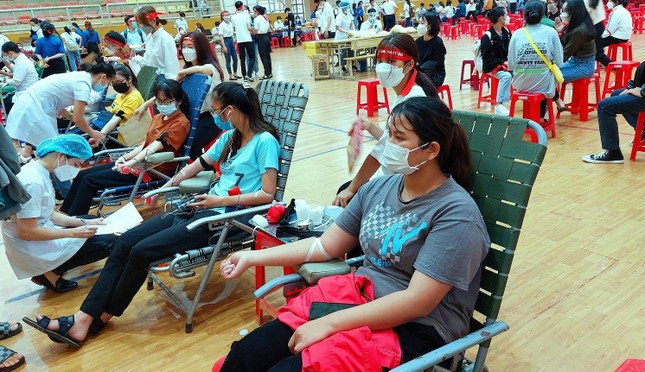 Khan hiếm máu cấp cứu và điều trị, nhiều tình nguyện viên lên bệnh viện hiến máu ảnh 1