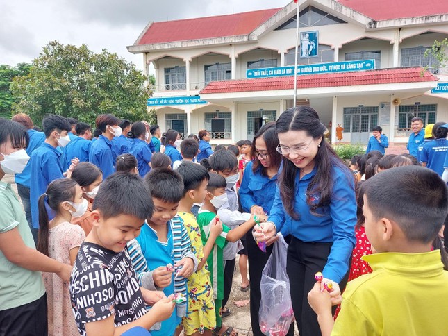 Trung ương Đoàn thăm đội hình tình nguyện tại huyện biên giới tỉnh Đắk Lắk ảnh 1