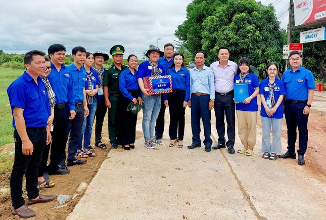 Trung ương Đoàn thăm đội hình tình nguyện tại huyện biên giới tỉnh Đắk Lắk ảnh 6