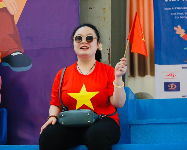 Đôi bạn khiếm thị sôi nổi cổ vũ đội tuyển Việt Nam tại SEA Games 31 ảnh 4
