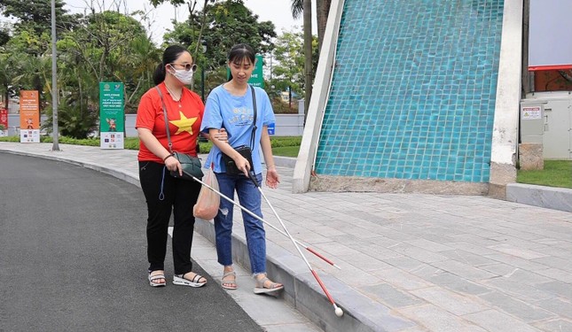Đôi bạn khiếm thị sôi nổi cổ vũ đội tuyển Việt Nam tại SEA Games 31 ảnh 1